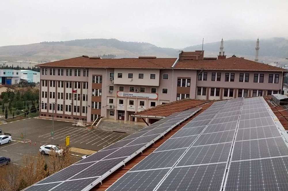 Türkiye’de Enerjisini Güneşten Alan Okullardan Birisi